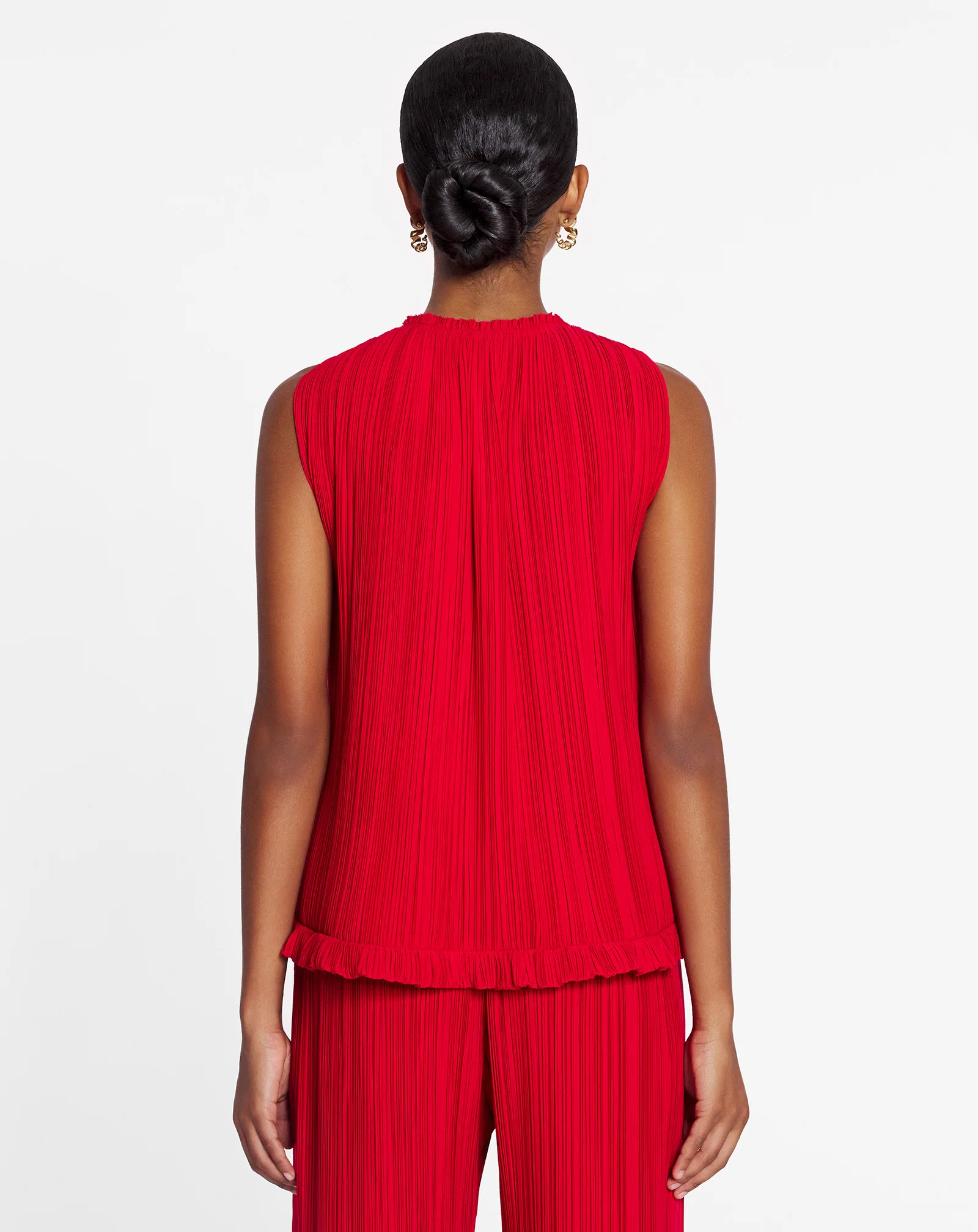 Sleeveless pleated top