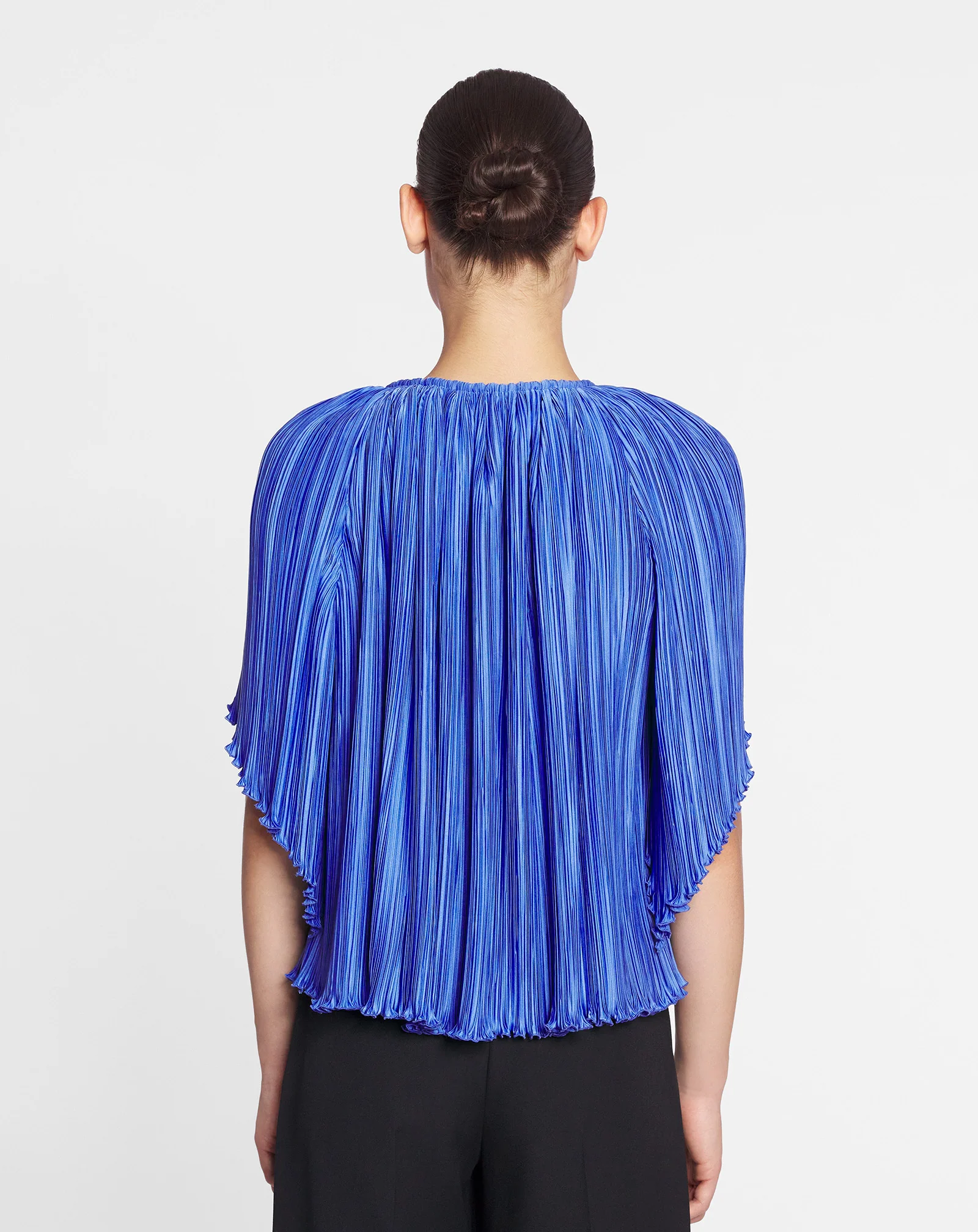 Short-sleeved pleated blouse