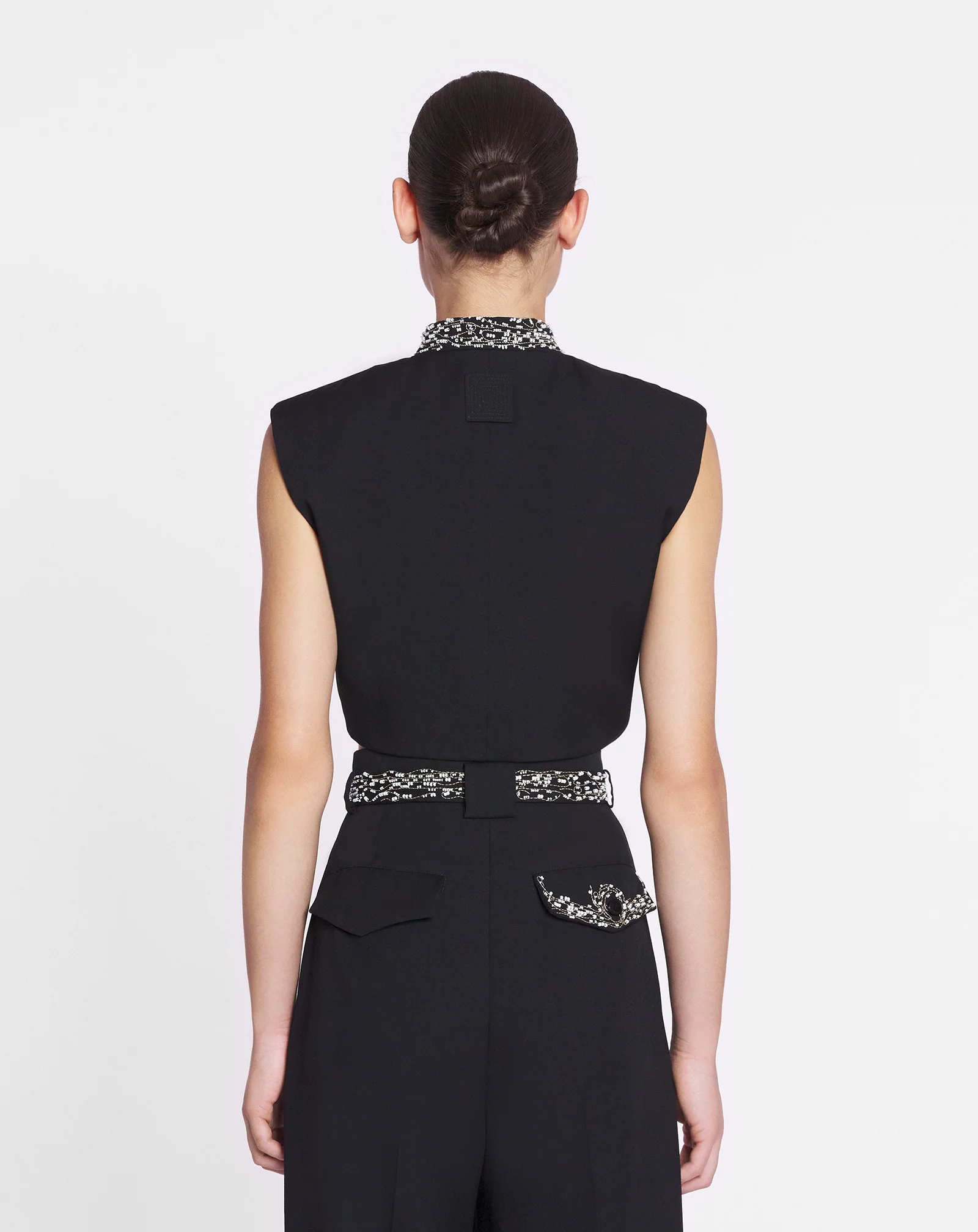 Short sleeveless jacket with a heart detail