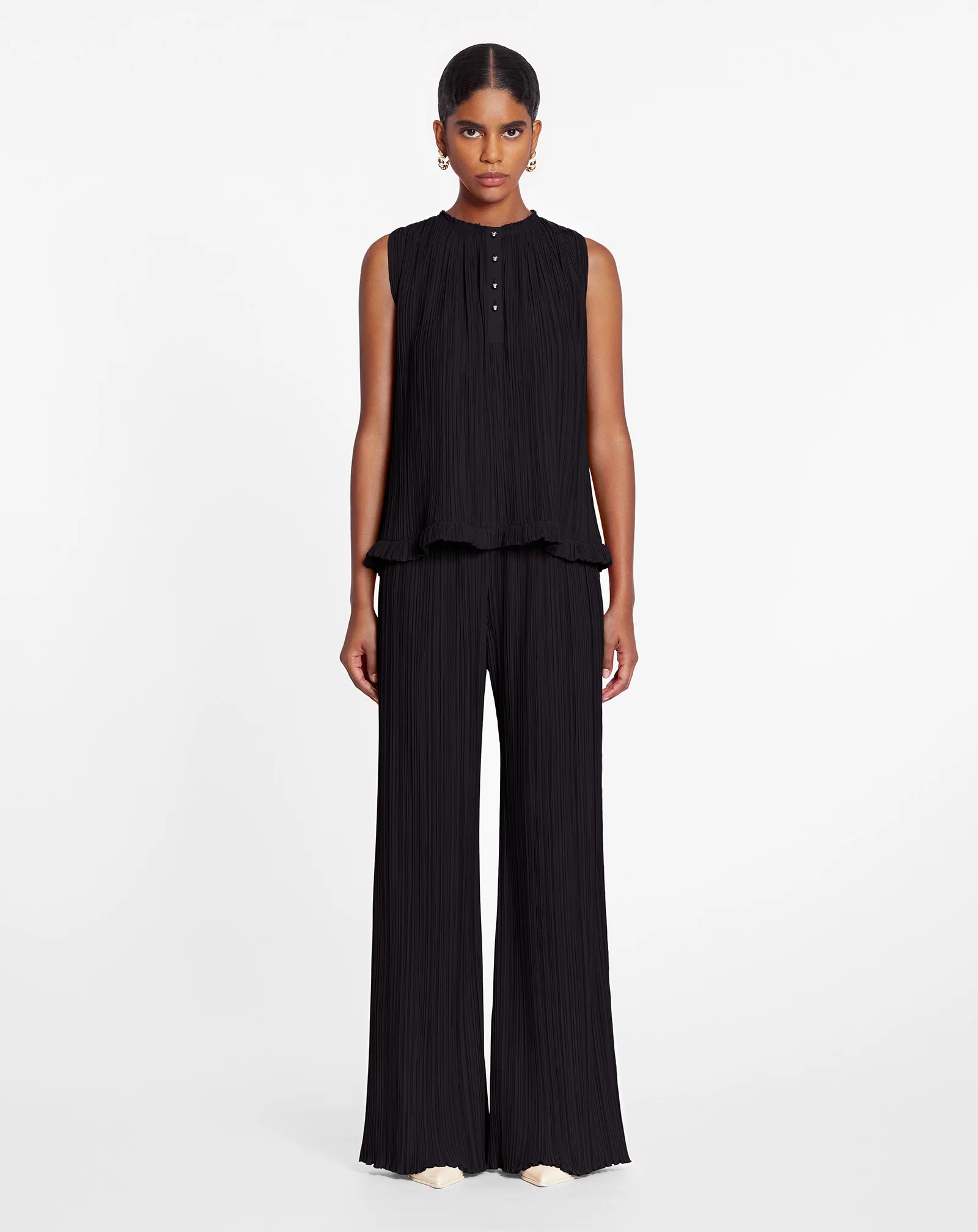 Sleeveless pleated top