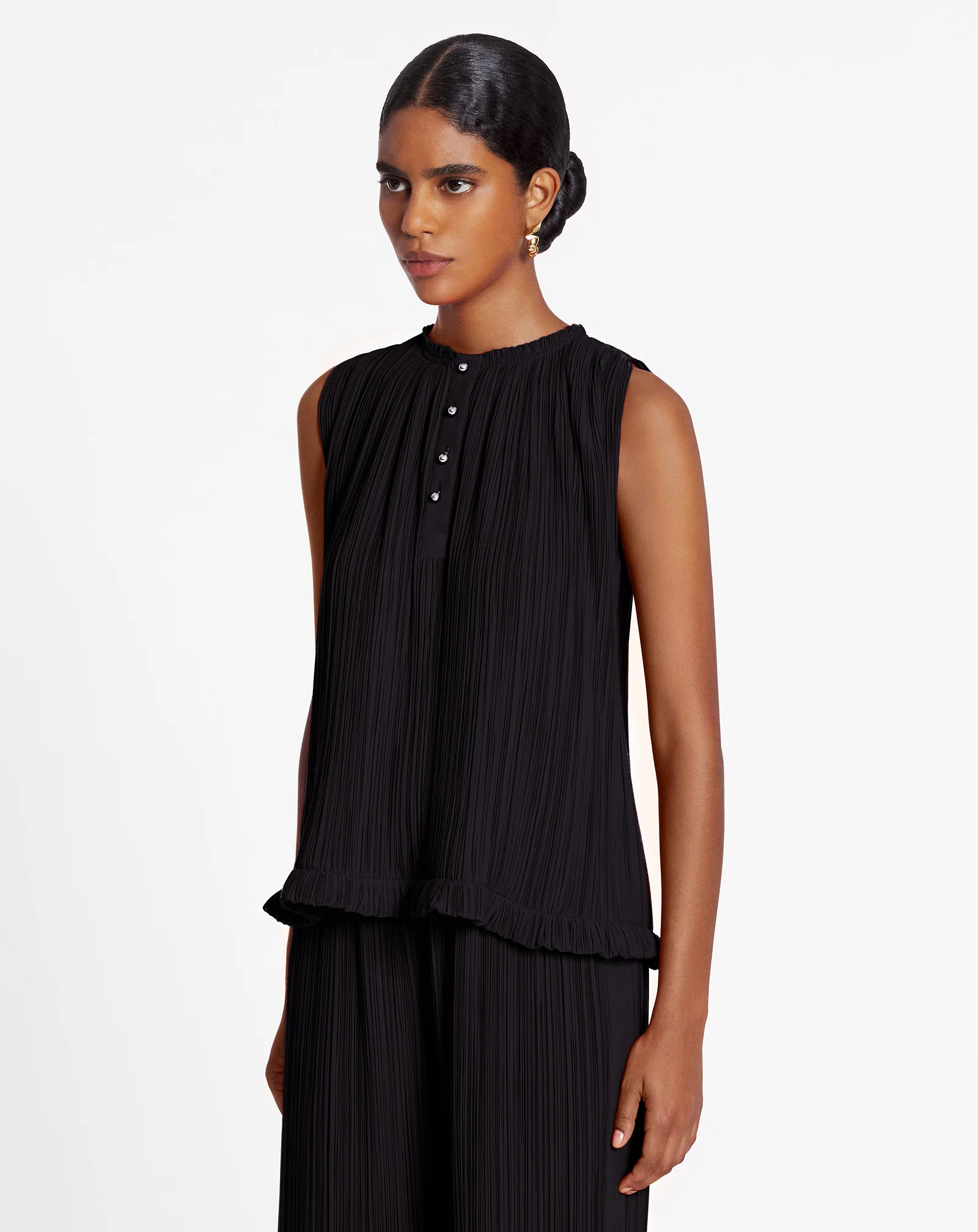 Sleeveless pleated top