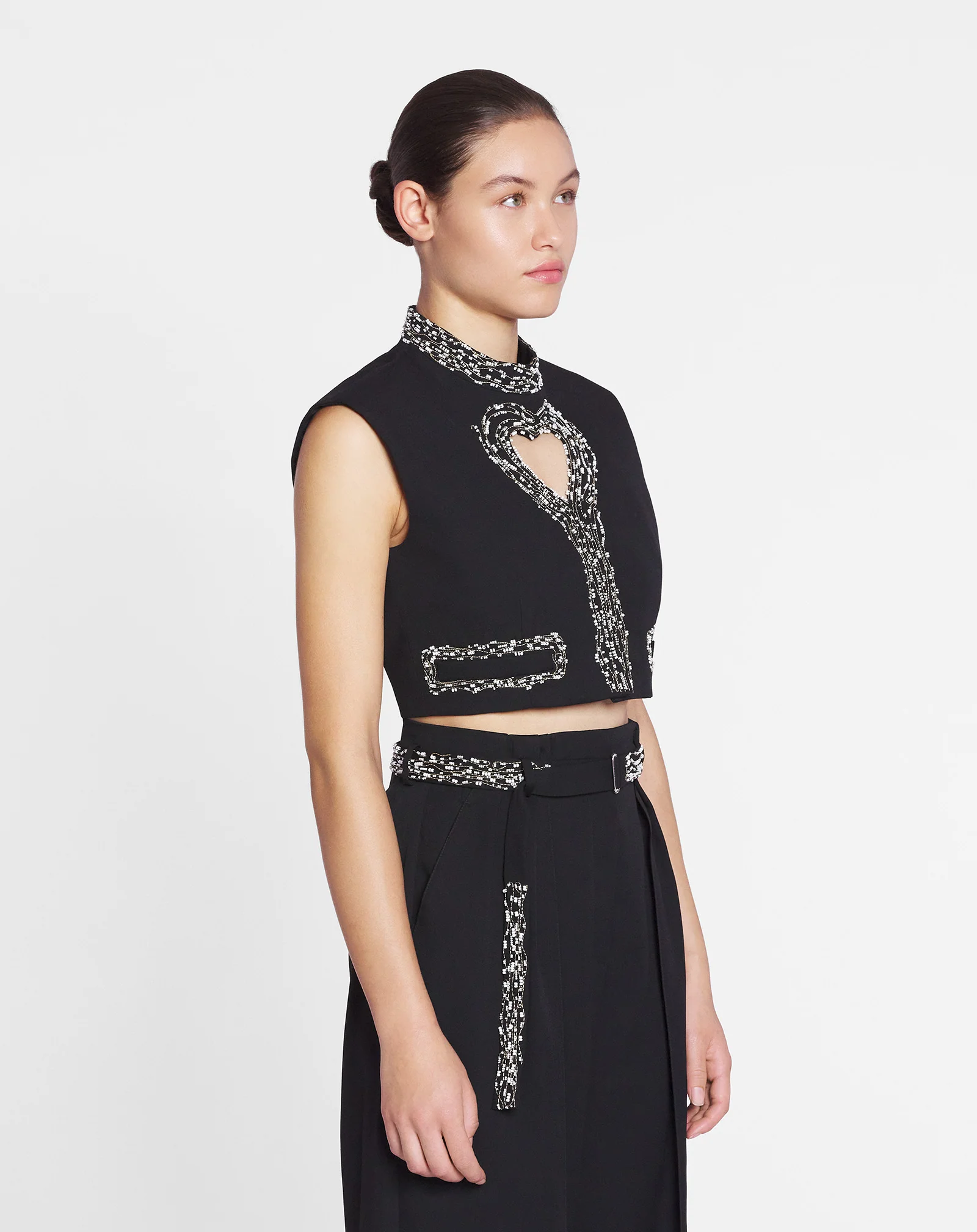 Short sleeveless jacket with a heart detail