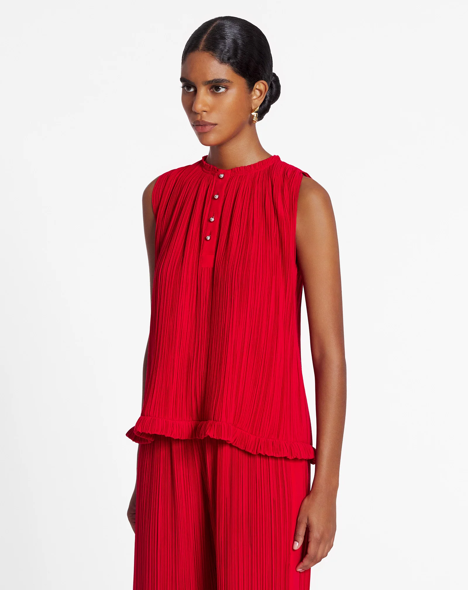 Sleeveless pleated top