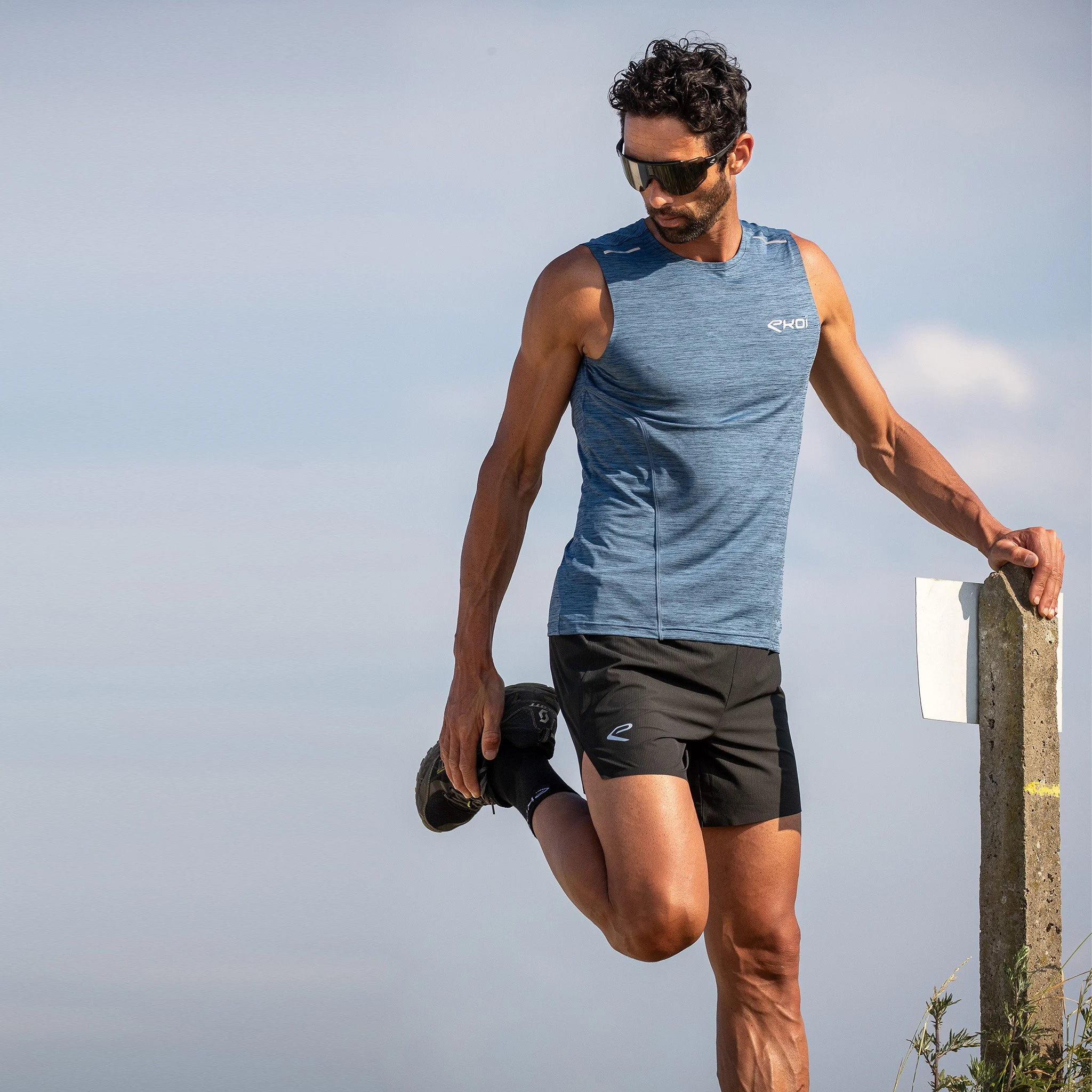 TEE SHIRT SLEEVELESS PERFORMANCE EKOI RUN BLACK /BLUE