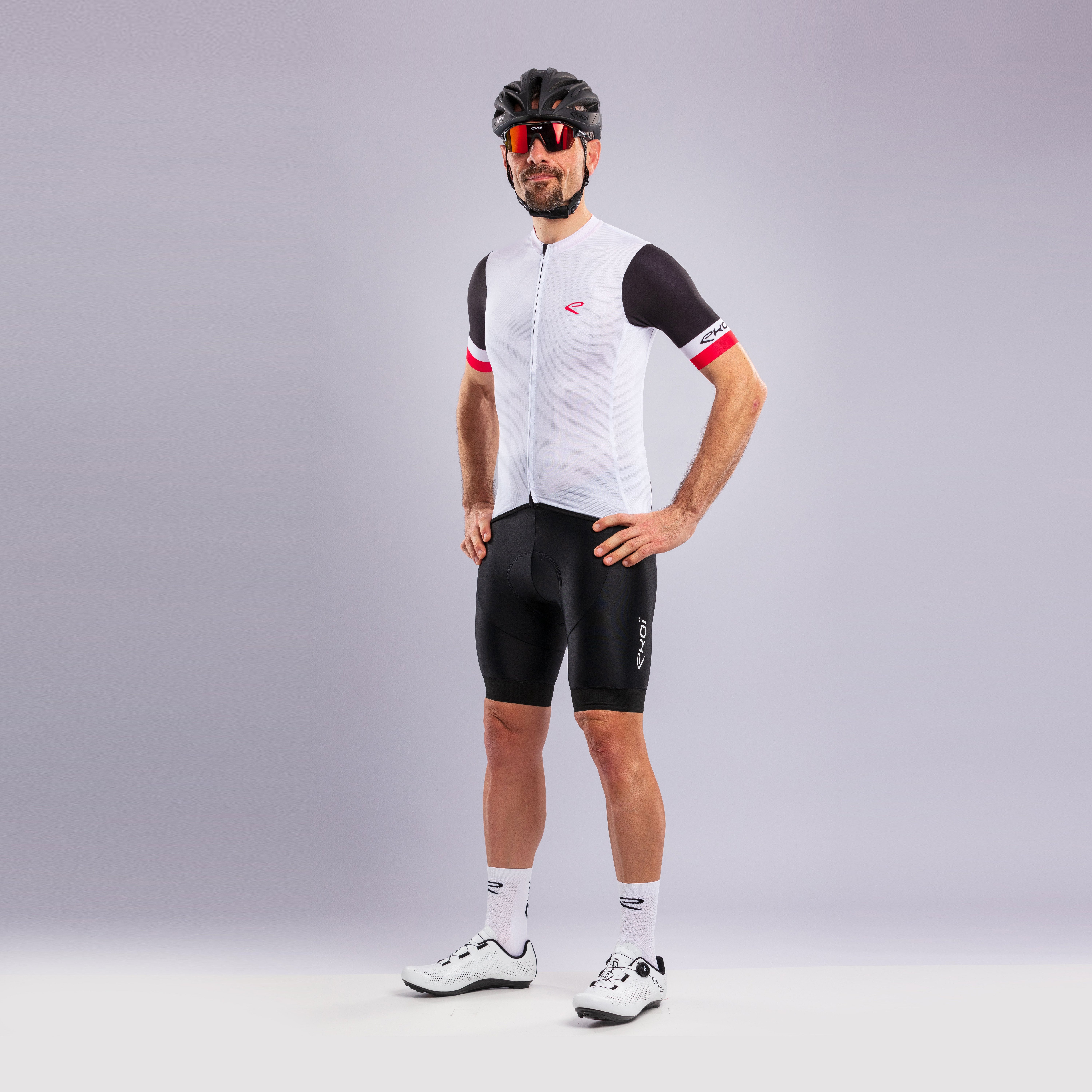 EKOÏ DIAMOND black jersey and black V-light bib shorts combo