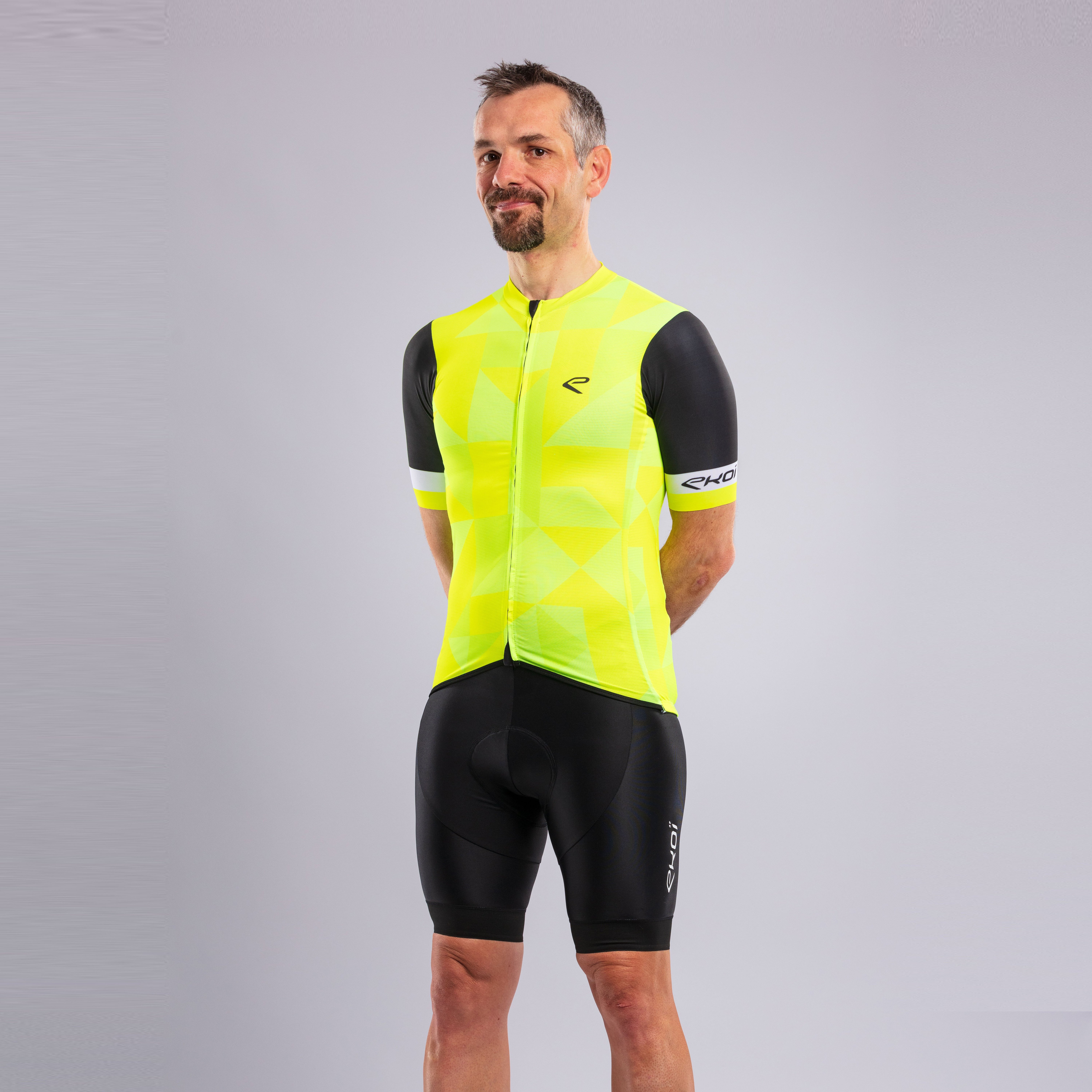 EKOÏ DIAMOND black jersey and black V-light bib shorts combo