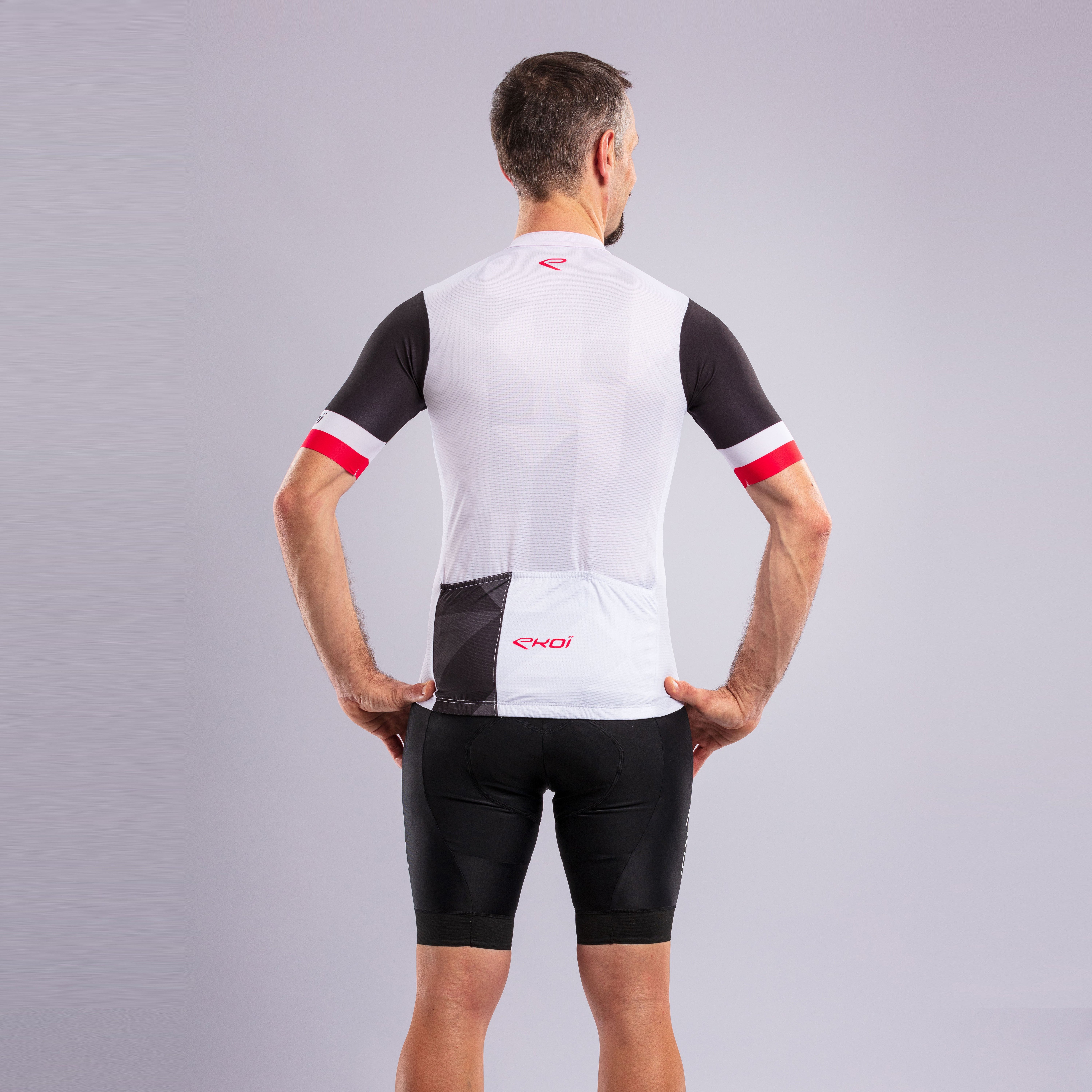 EKOÏ DIAMOND black jersey and black V-light bib shorts combo