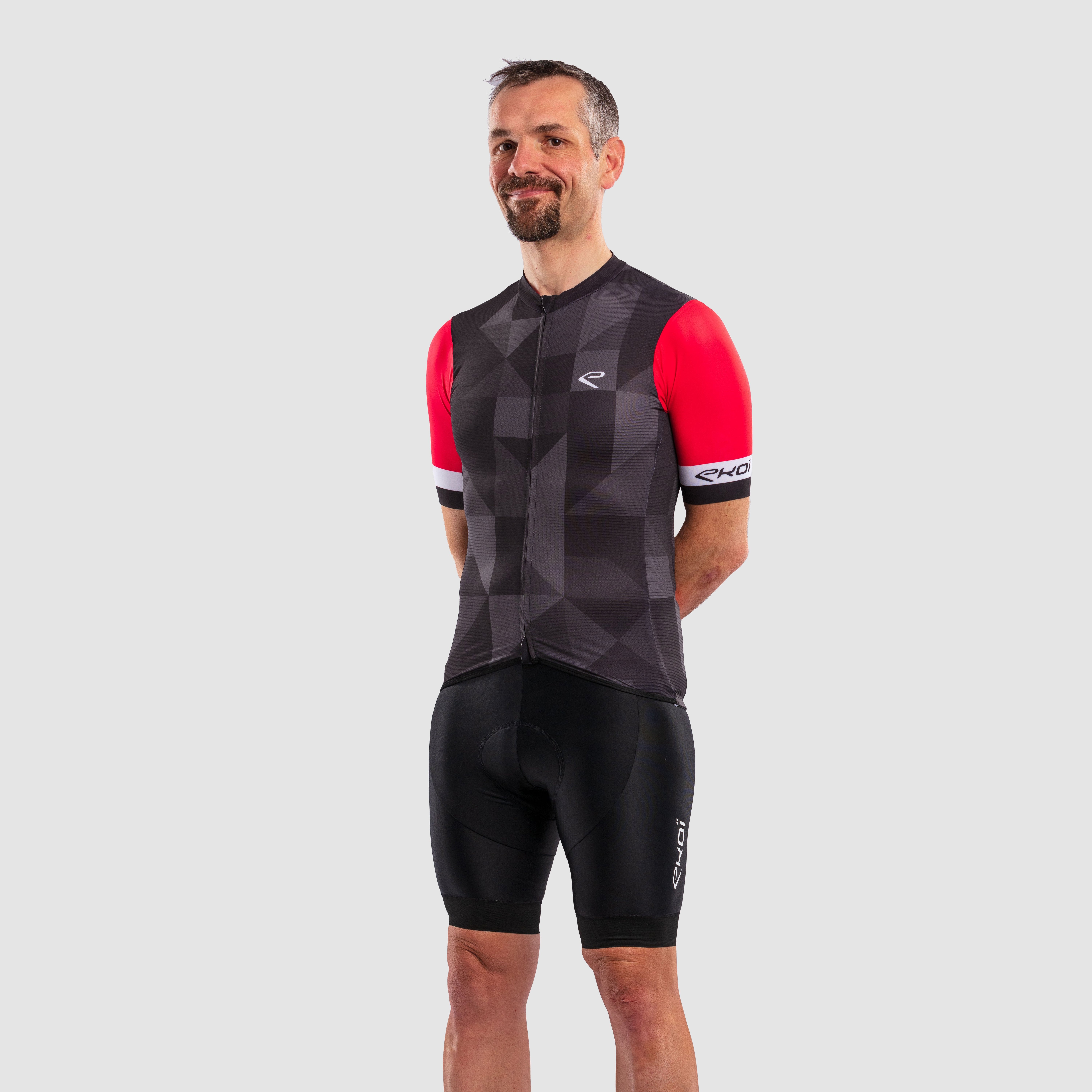 EKOÏ DIAMOND black jersey and black V-light bib shorts combo
