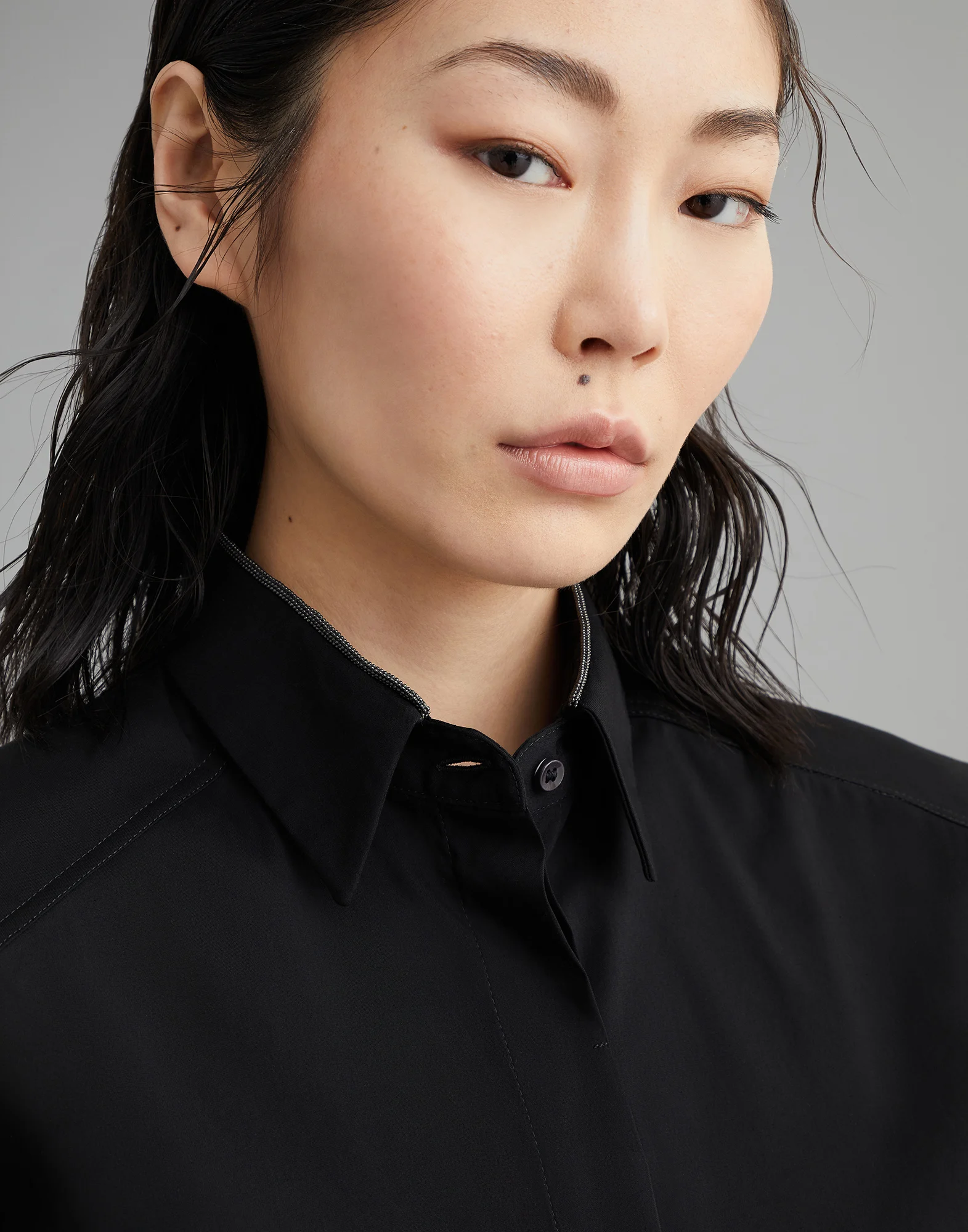 Stretch cotton poplin sleeveless shirt with shiny collar