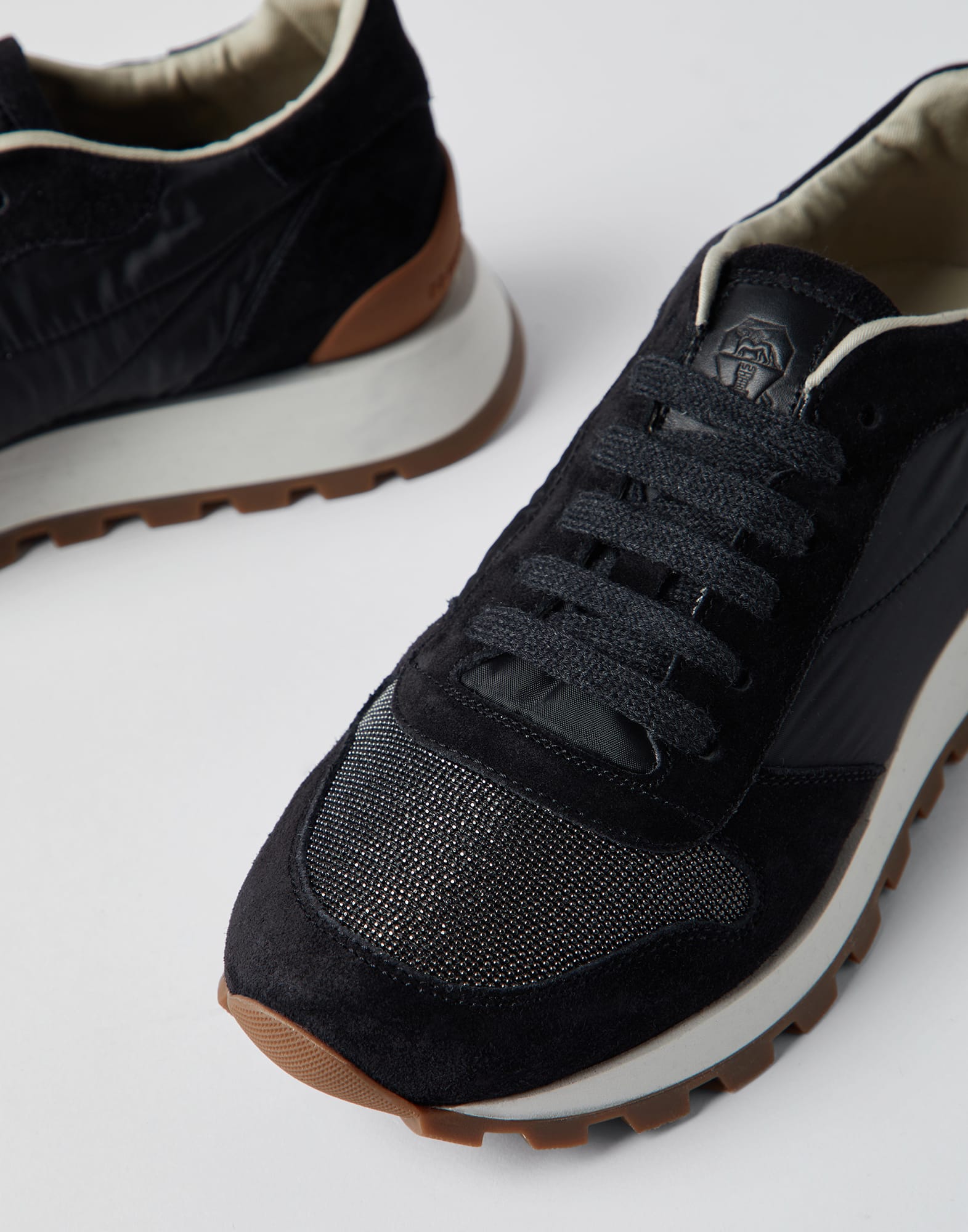Suede and techno fabric runners with precious toe