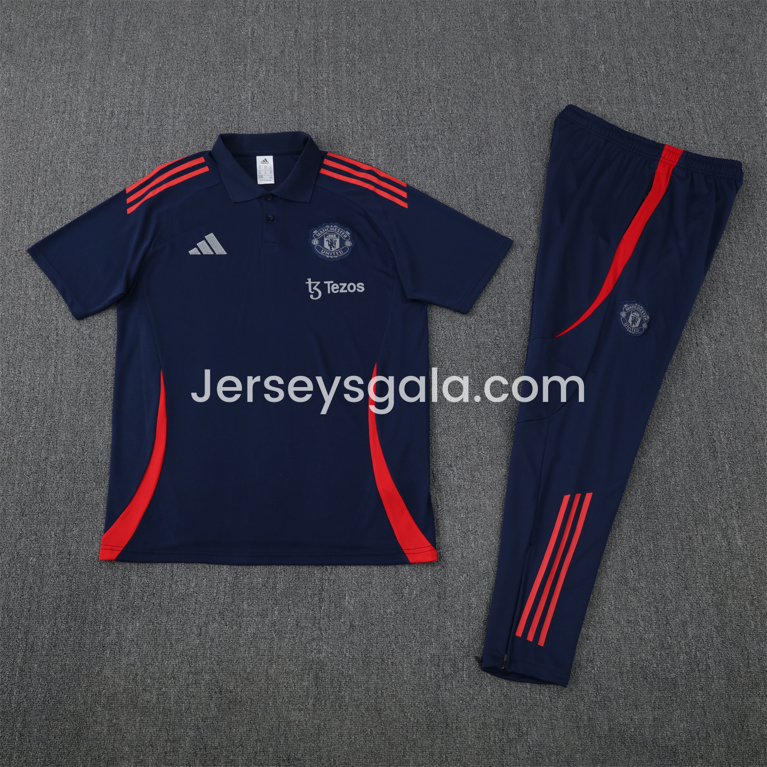 Manchester United 25-26 POLO Short-Sleeve Training Set - Deep Blue Top and Pants with Red Stripes - ReplicasJersey