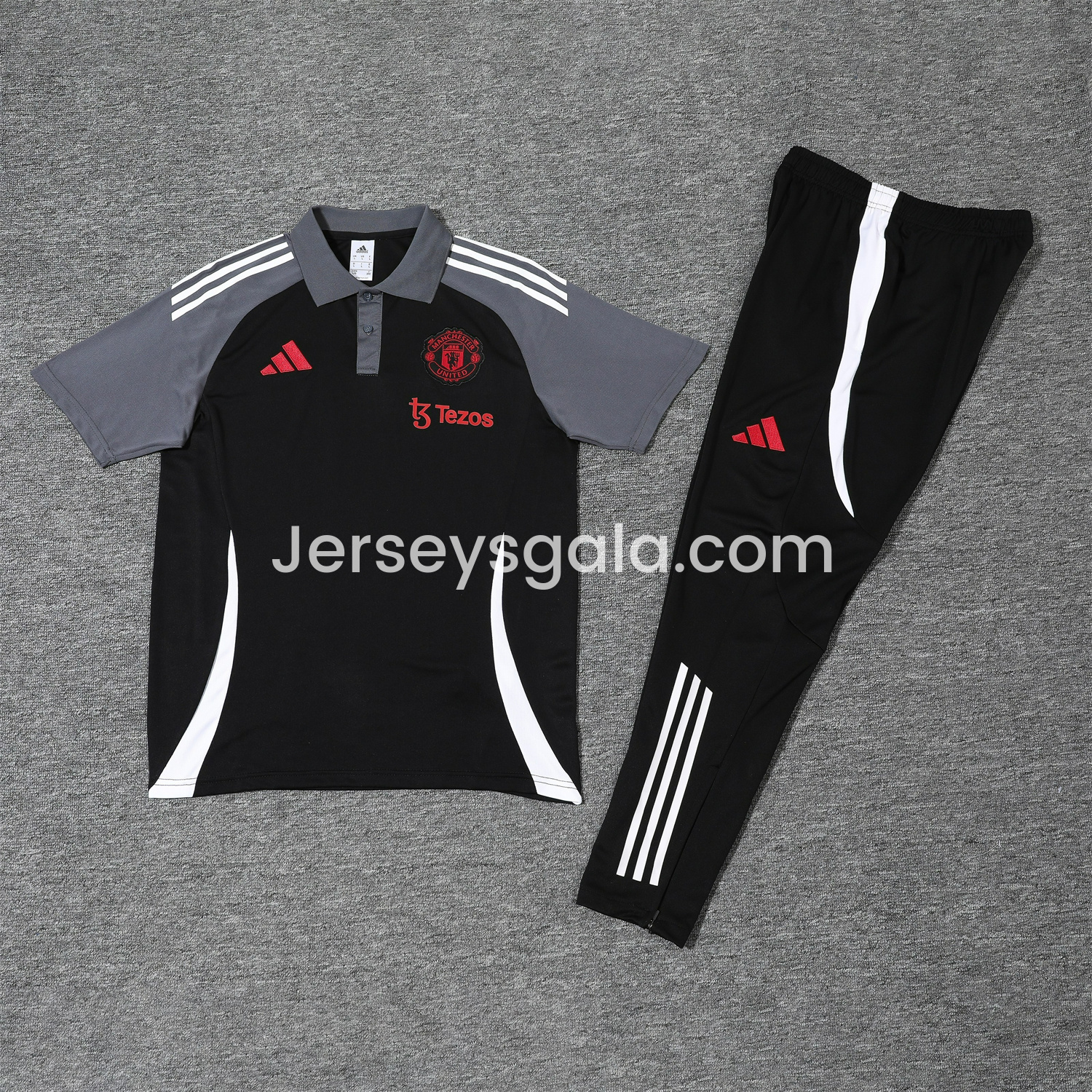 Manchester United 25-26 POLO Short-Sleeve Training Set - Black Top and Pants with White Stripes - ReplicasJersey