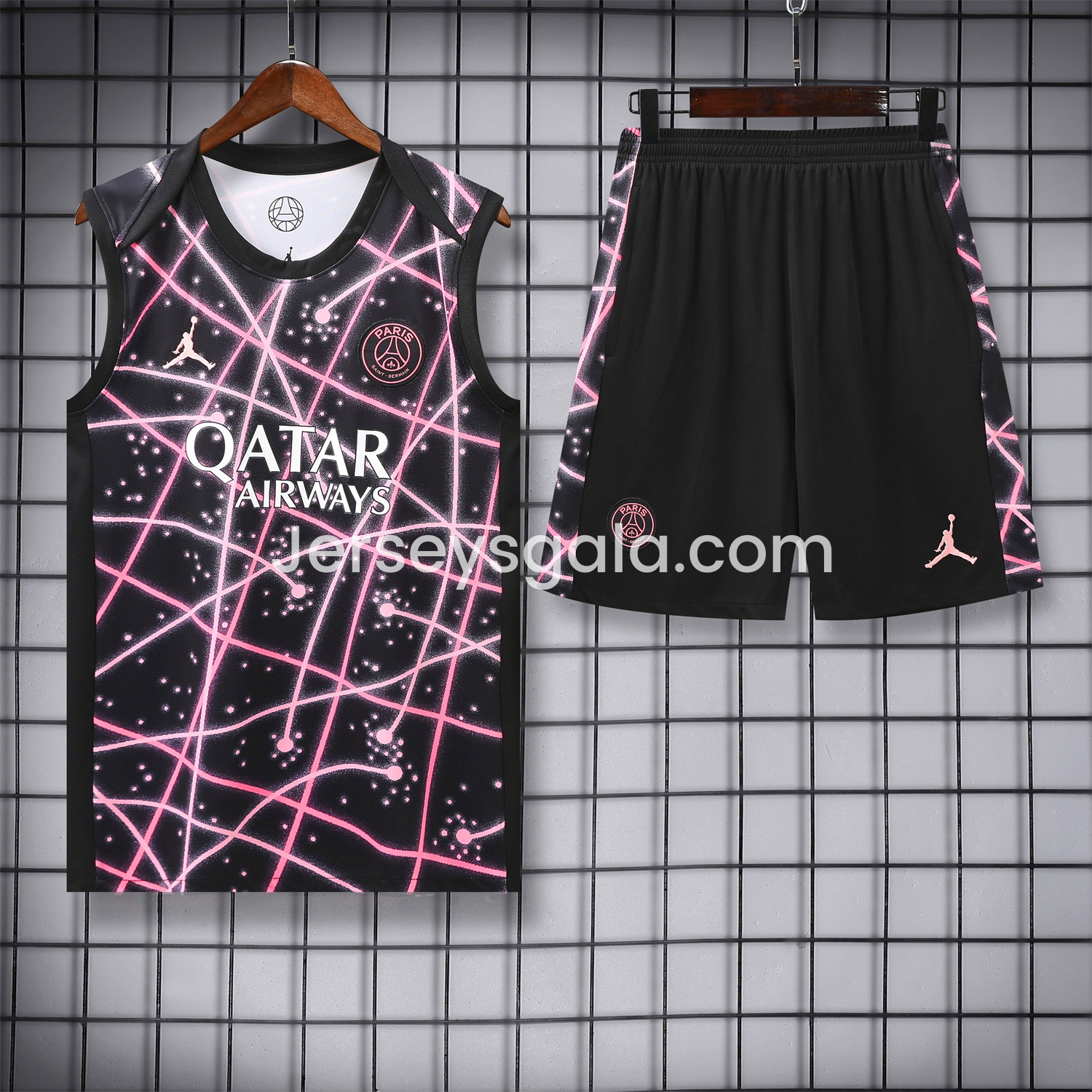 Paris Saint-Germain PSG 25-26 Vest Training Set - Pink Fluorescent Rays Black Vest & Black Shorts - ReplicasJersey