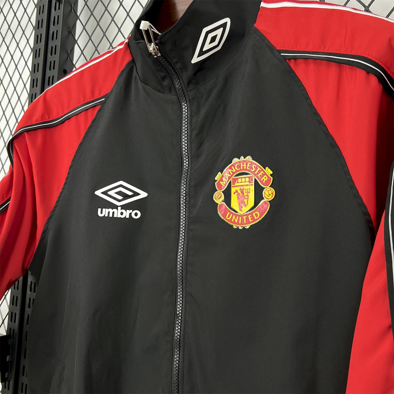 Manchester United Retro 1998-99 Throwback Windbreaker Jacket - Black and Red - ReplicasJersey