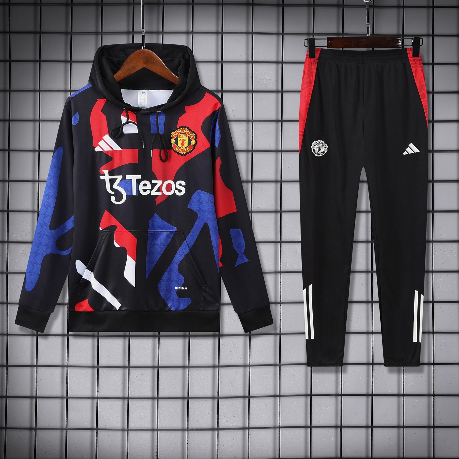 Manchester United 24-25 Pre-Match Traning Hoodie Set - Black Top and Pants - ReplicasJersey