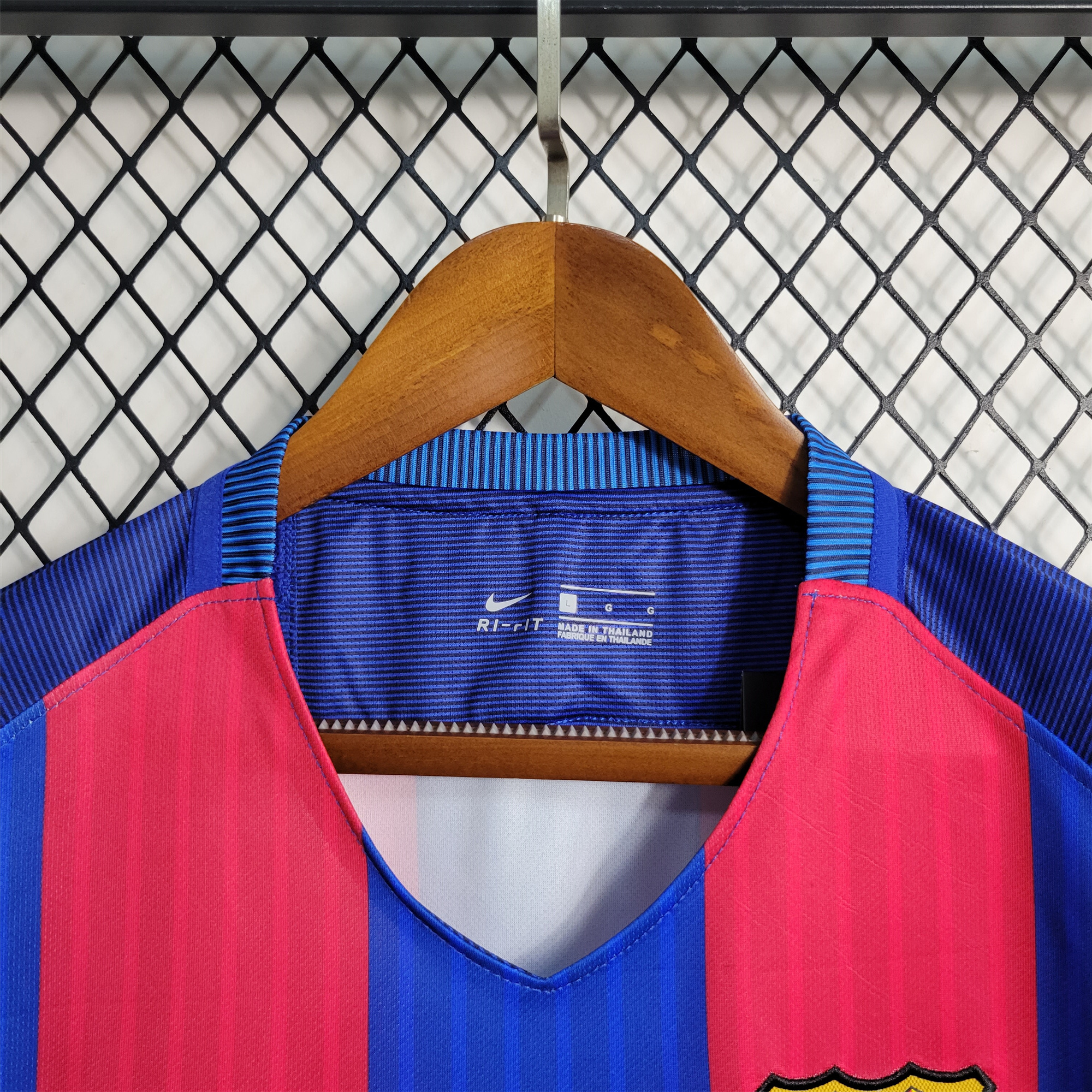 B.A.R.S.A Retro 16-17 Home Stadium Jersey - ReplicasJersey