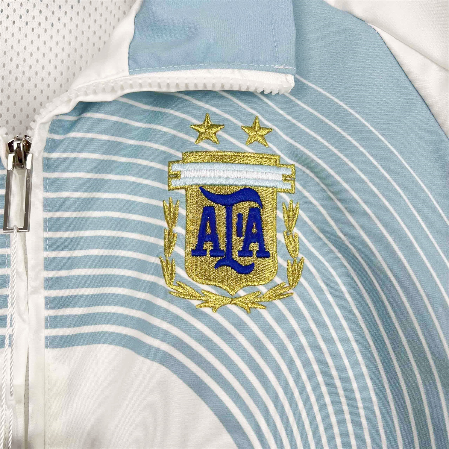 Argentina 25-26 Throwback Windbreaker Jacket - White with Blue Lines - ReplicasJersey