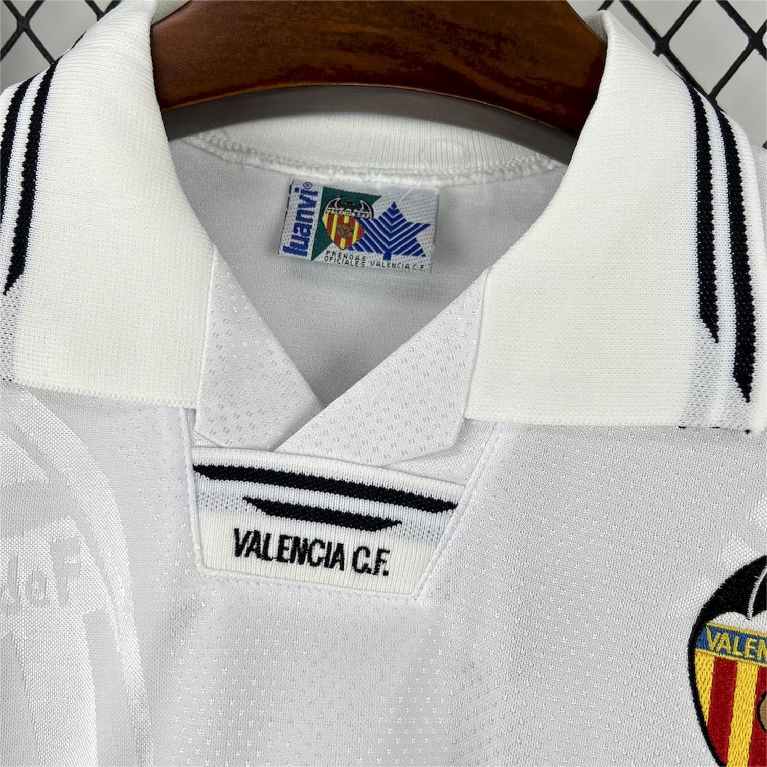 Retro Valencia 1995-96 Home Jersey - ReplicasJersey