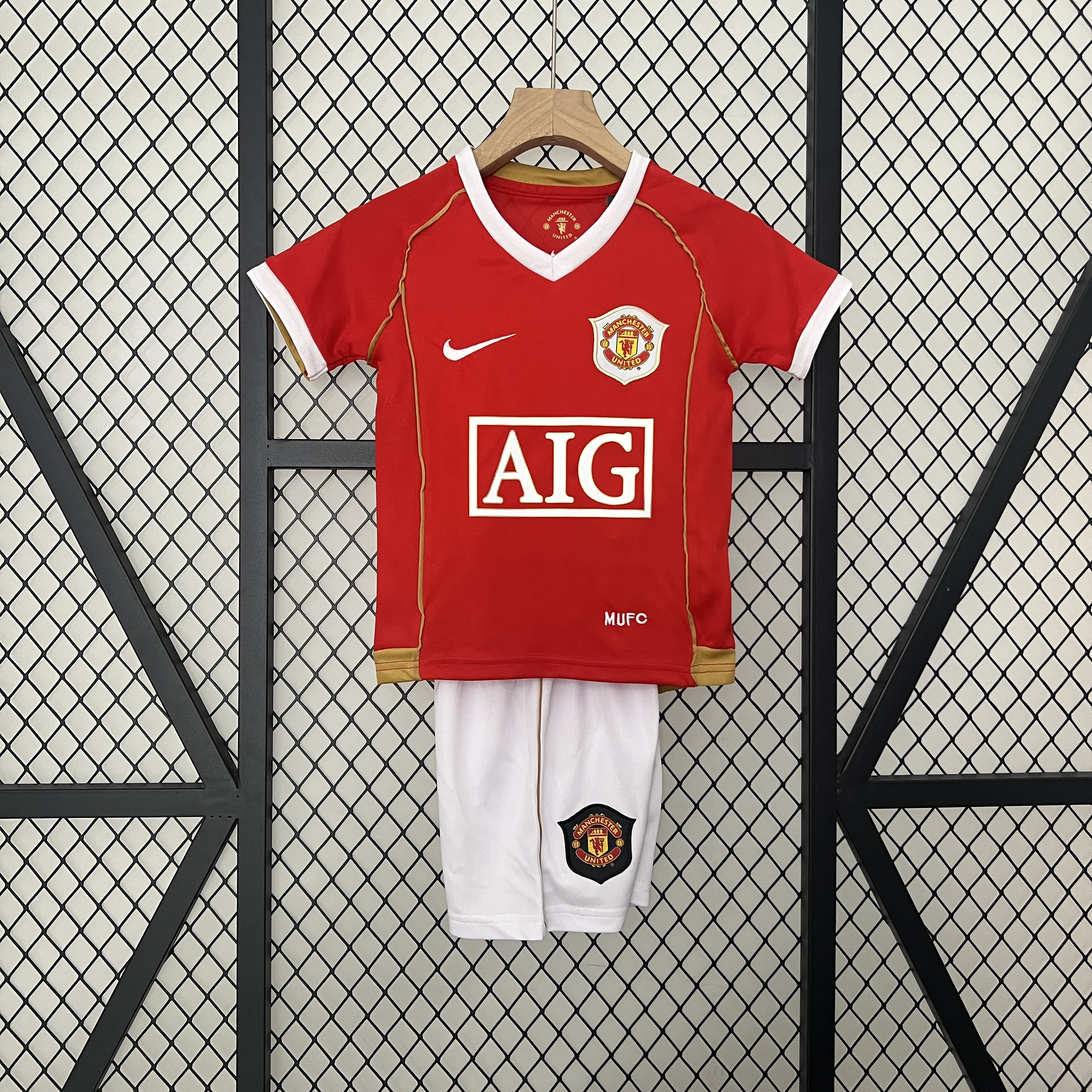 Manchester United Retro 2006-07 Home Stadium Kids Kit - ReplicasJersey