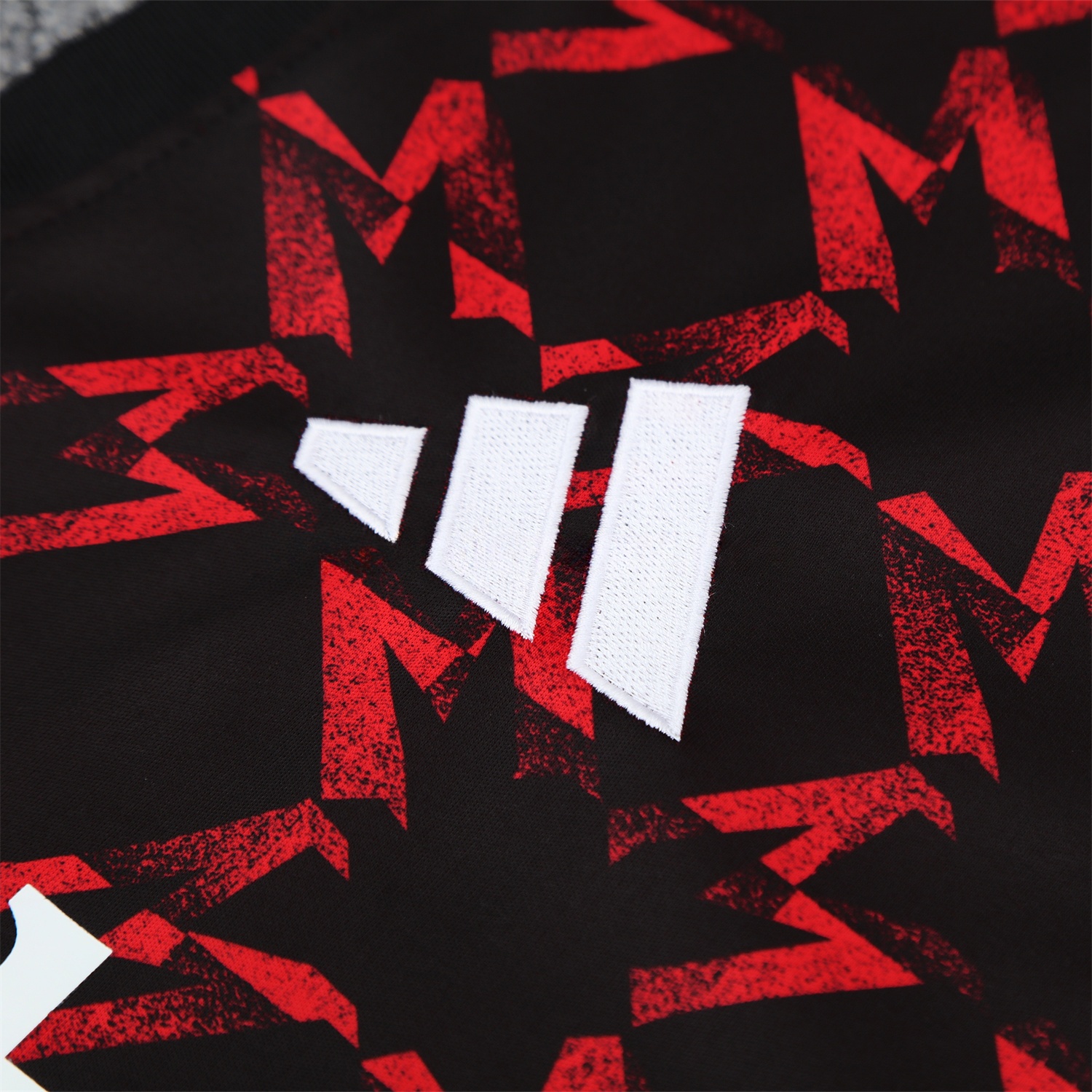 Manchester United 25-26 Pre-Match Vest Training Set - Red Top & Black Shorts - ReplicasJersey