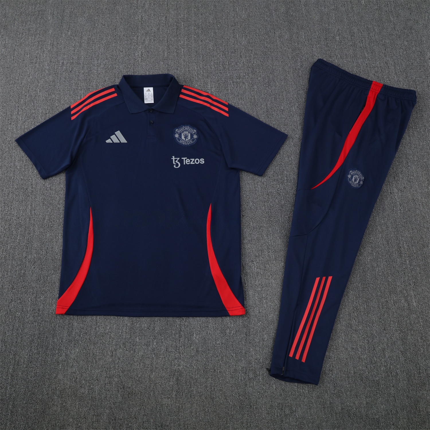 Manchester United 25-26 POLO Short-Sleeve Training Set - Deep Blue Top and Pants with Red Stripes - ReplicasJersey