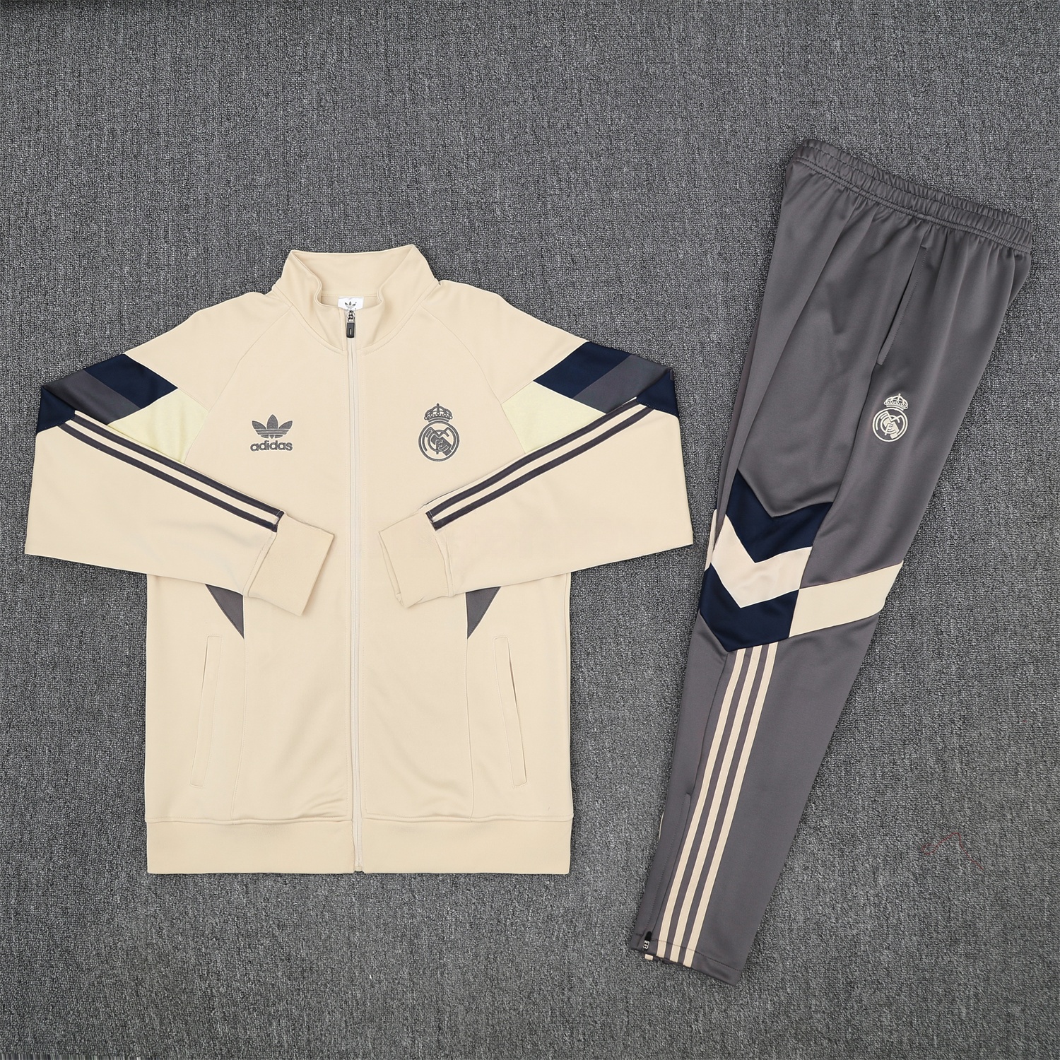 Real Madrid 25-26 Throwback Jacket Training Tracksuit - Off-white Jackets & Grey Pants - ReplicasJersey