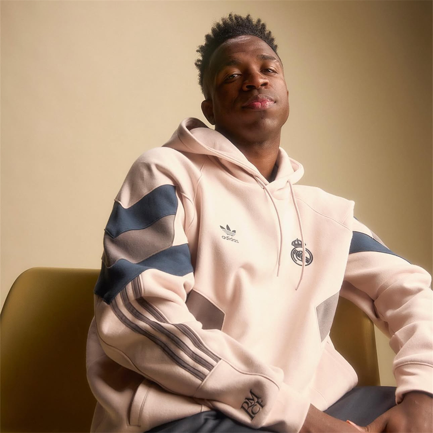 Real Madrid 24-25 Fleece-Lined Training Hoodie Set - Light Pink Hoodie and Deep Grey Pants - ReplicasJersey