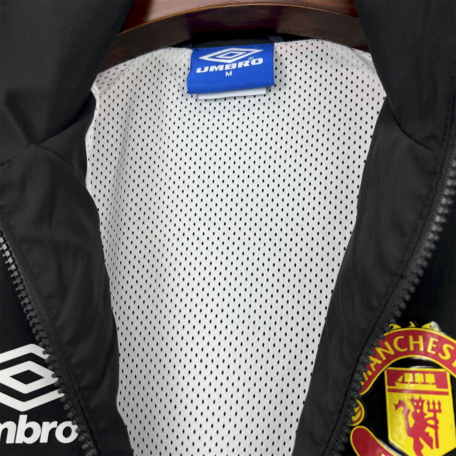 Manchester United Retro 1998-99 Throwback Windbreaker Jacket - Black and Red - ReplicasJersey