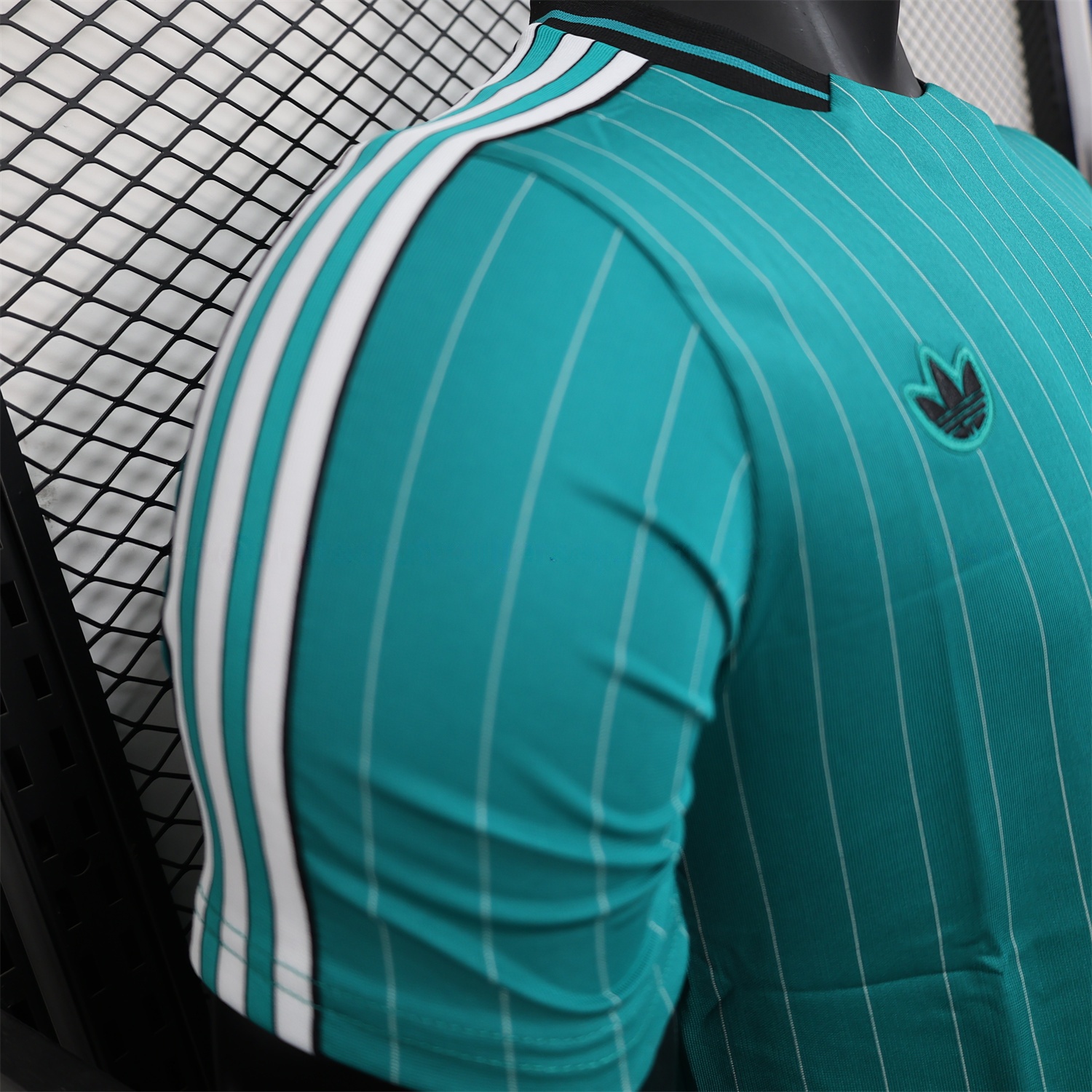 Liver.pool 25-26 Icon Range Travel Special Edition Cyan Jersey - Player Version - ReplicasJersey