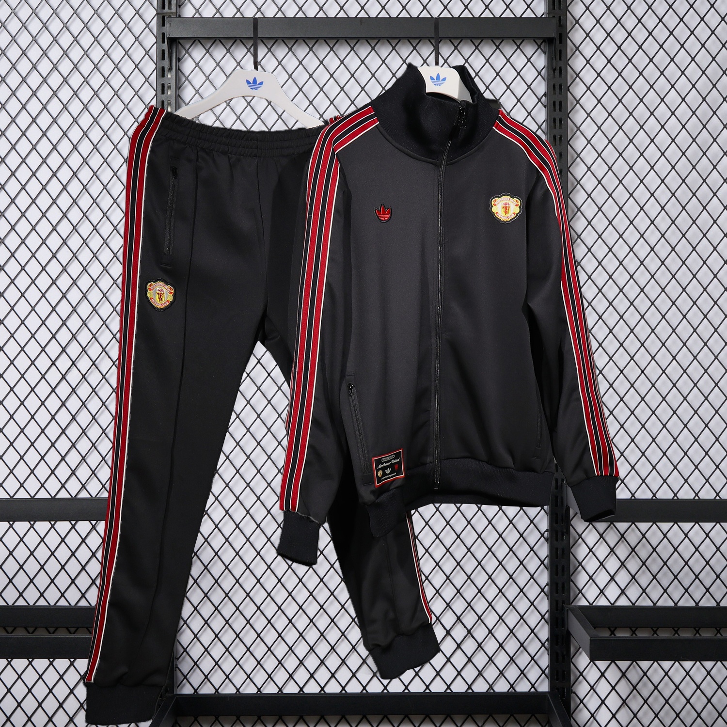 Manchester United 25-26 Red Lines Training Set - Black Top and Black Pants - ReplicasJersey