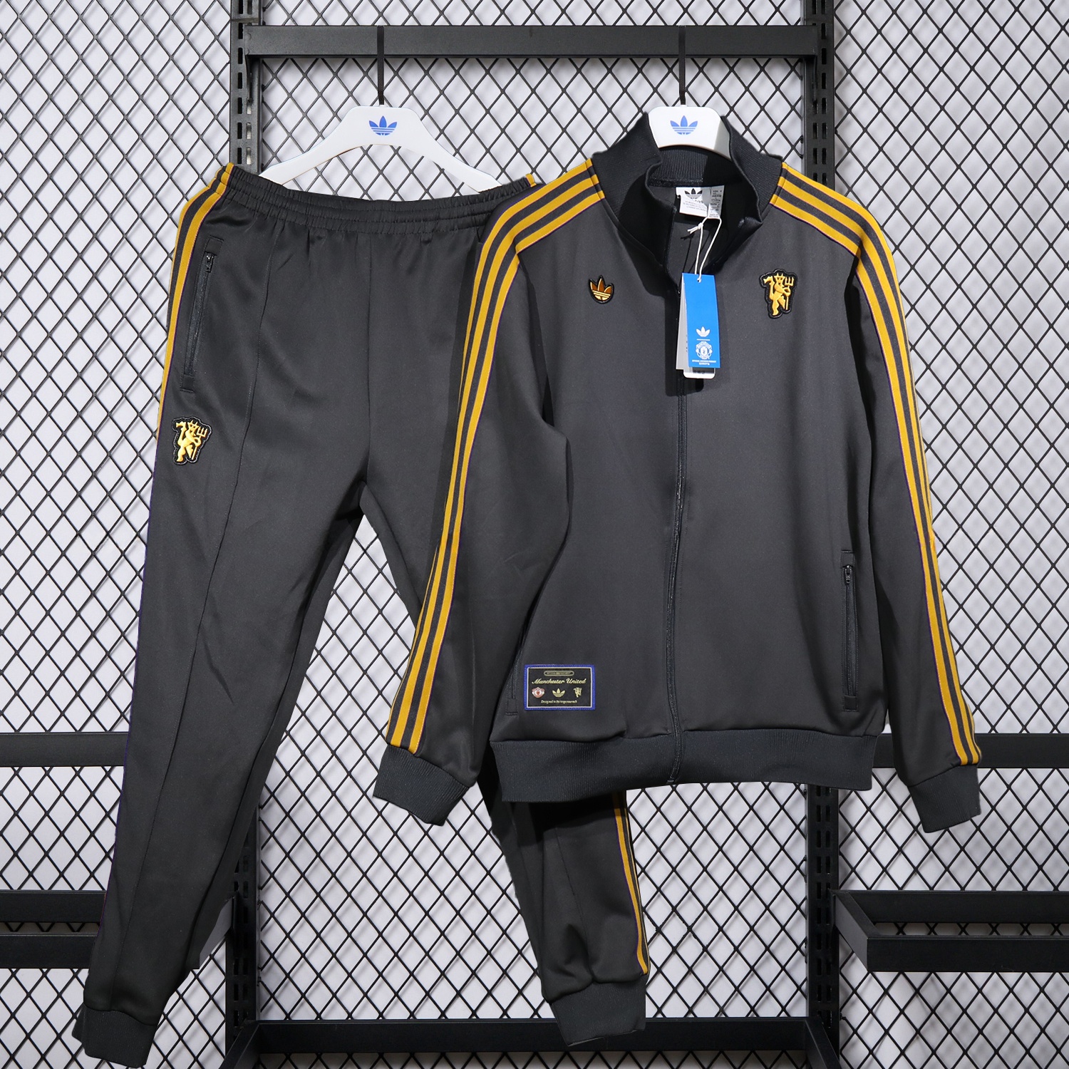 Manchester United 25-26 Pure Color Training Set - Black Top and Black Pants - ReplicasJersey