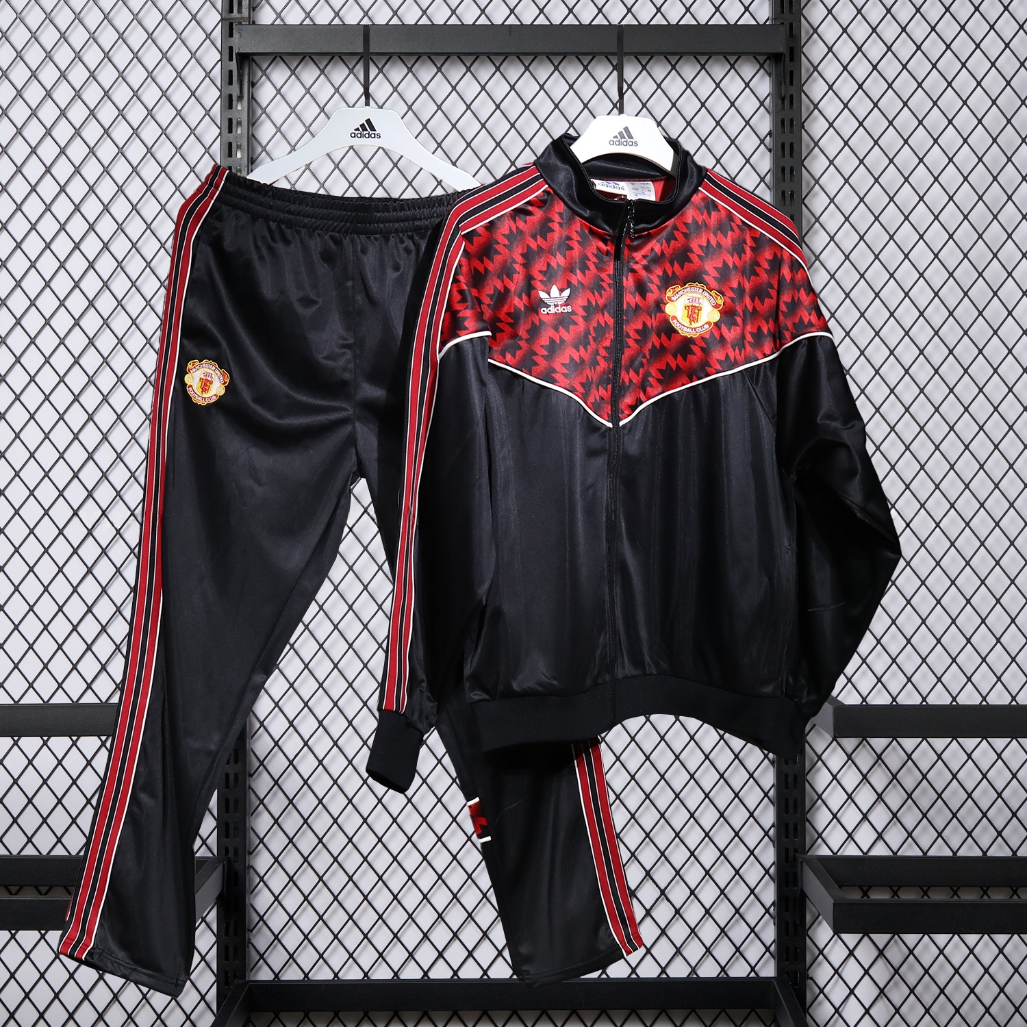 Manchester United 25-26 Training Set - Red Black Top and Black Pants - ReplicasJersey