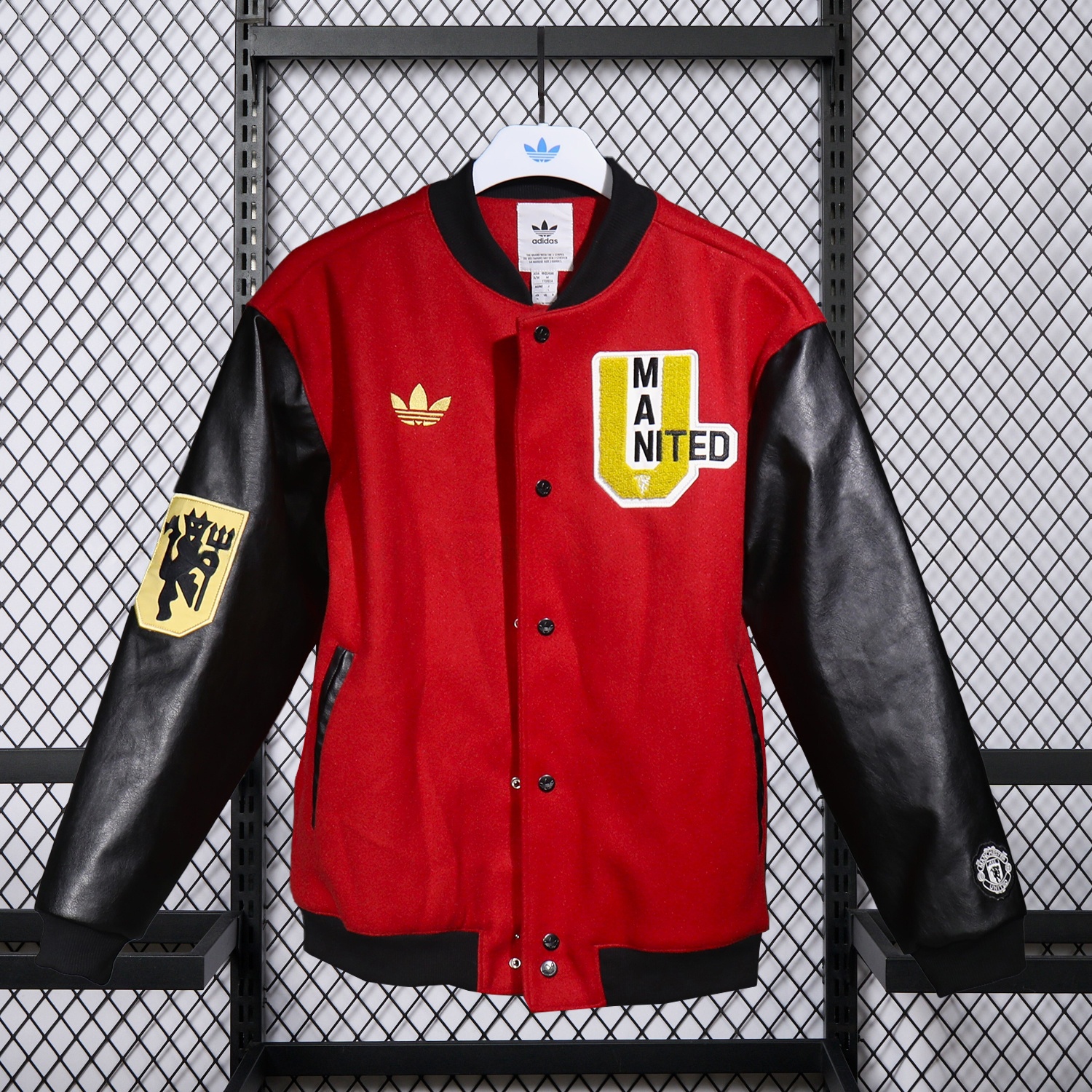 Manchester United 25-26 Warm Windbreaker Jacket - Red And Black - ReplicasJersey