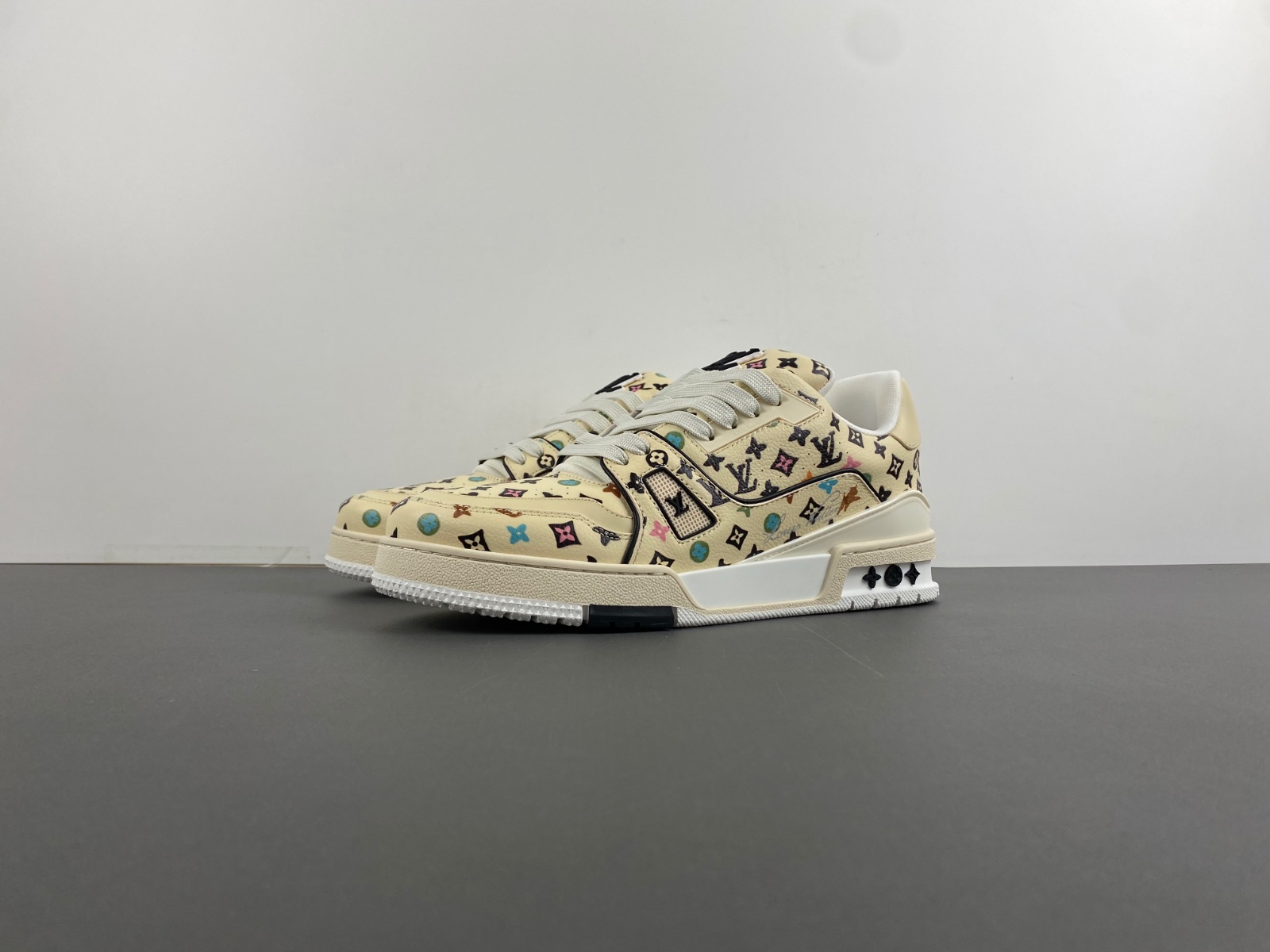 LOUIS VUITTON LV Trainer Sneaker Beige